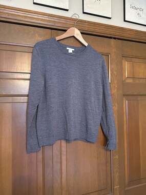 H&M women’s 100% Merino Wool Crewneck Sweater in Dark Grey Melange
